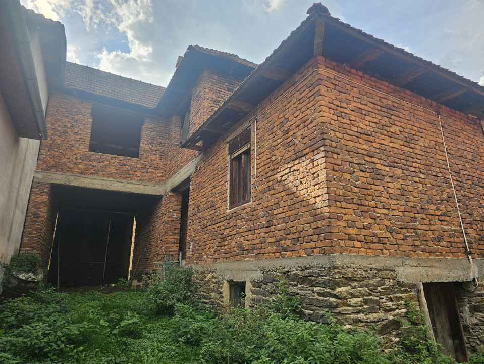 Casă de vacanță în roșu + 6400 mp teren