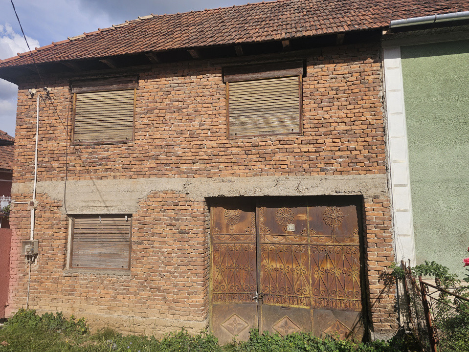 Casă de vacanță în roșu + 6400 mp teren