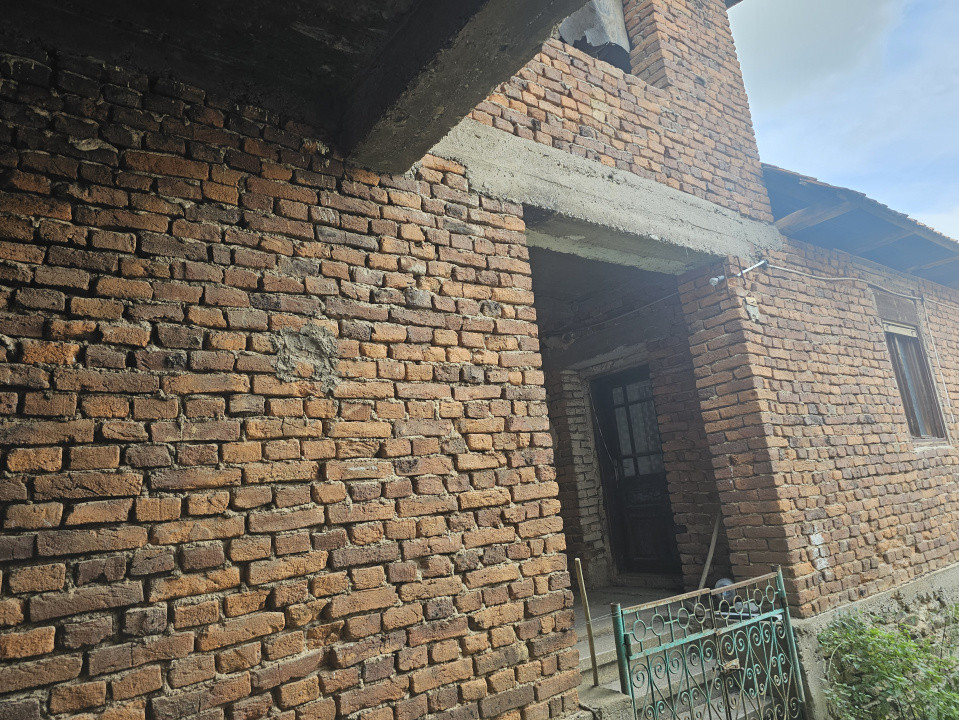 Casă de vacanță în roșu + 6400 mp teren