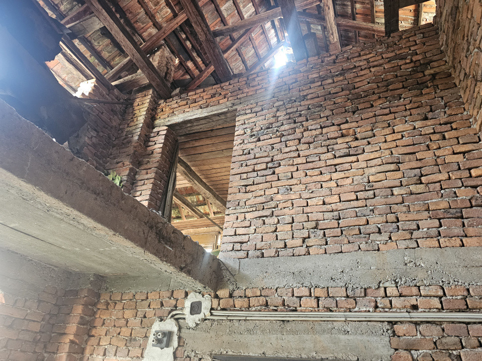 Casă de vacanță în roșu + 6400 mp teren