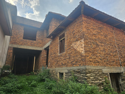 Casă de vacanță în roșu + 6400 mp teren