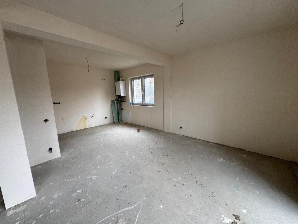 Oportunitate! Penthouse cu 4 camere+ terasă, în vilă, Florești