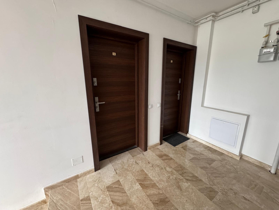 Oportunitate! Penthouse cu 4 camere+ terasă, în vilă, Florești