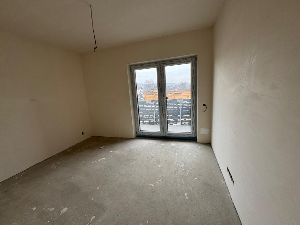Oportunitate! Penthouse cu 4 camere+ terasă, în vilă, Florești