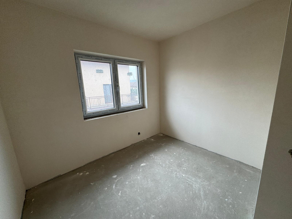 Oportunitate! Penthouse cu 4 camere+ terasă, în vilă, Florești