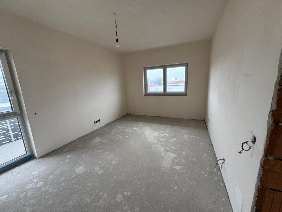 Oportunitate! Penthouse cu 4 camere+ terasă, în vilă, Florești