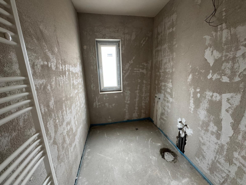 Oportunitate! Penthouse cu 4 camere+ terasă, în vilă, Florești