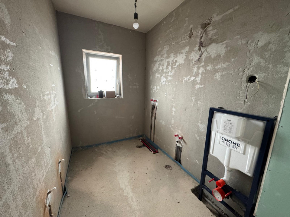Oportunitate! Penthouse cu 4 camere+ terasă, în vilă, Florești