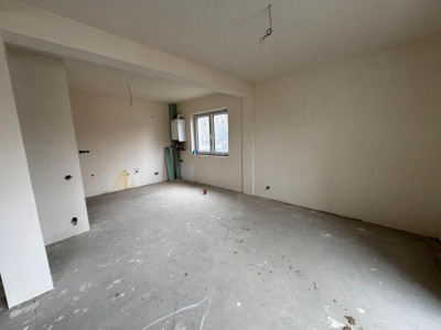 Oportunitate! Penthouse cu 4 camere+ terasă, în vilă, Florești