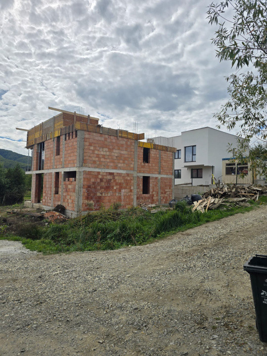 Casa moderna cu piscina suspendata, vedere panoramica in Cisnadioara.