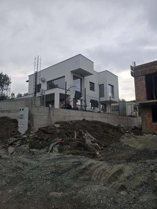 Casa moderna cu piscina suspendata, vedere panoramica in Cisnadioara.