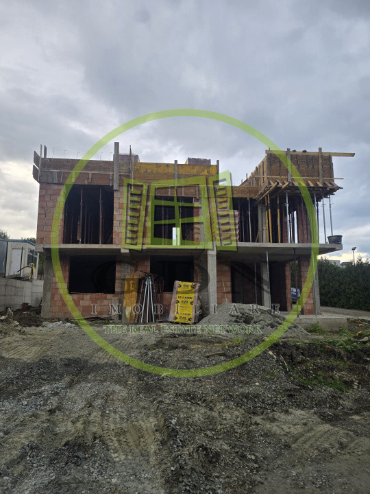 Casa moderna cu piscina suspendata, vedere panoramica in Cisnadioara.