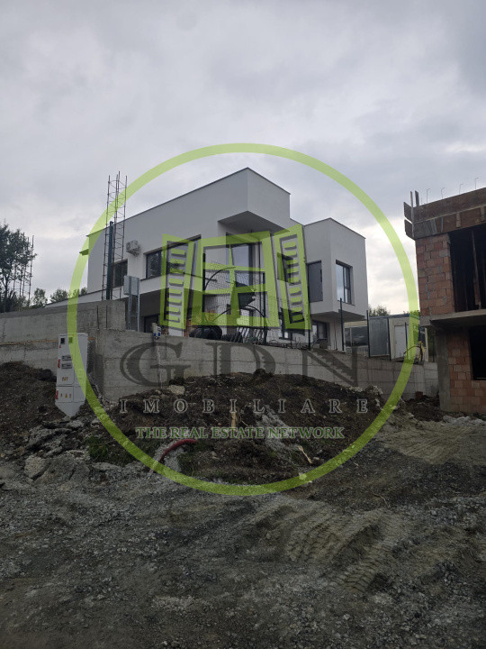 Casa moderna cu piscina suspendata, vedere panoramica in Cisnadioara.