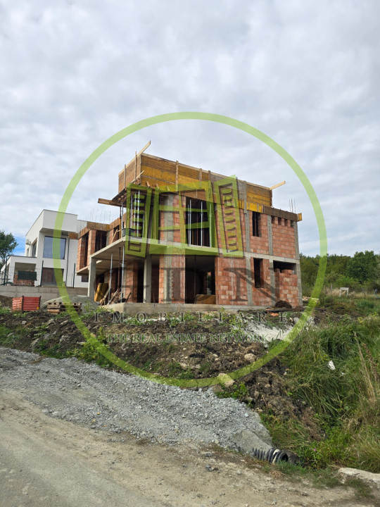 Casa moderna cu piscina suspendata, vedere panoramica in Cisnadioara.