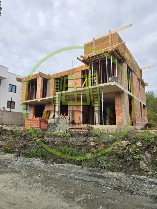 Casa moderna cu piscina suspendata, vedere panoramica in Cisnadioara.