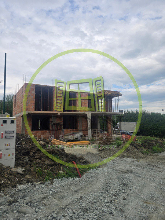 Casa moderna cu piscina suspendata, vedere panoramica in Cisnadioara.