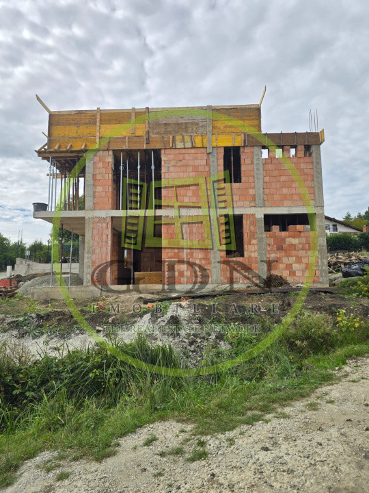 Casa moderna cu piscina suspendata, vedere panoramica in Cisnadioara.