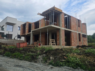 Casa moderna cu piscina suspendata, vedere panoramica in Cisnadioara.