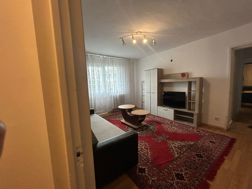 🏡 Închiriez apartament 3 camere – decomandat, mobilat și utilat.
