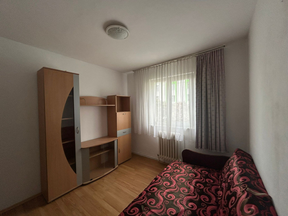 🏡 Închiriez apartament 3 camere – decomandat, mobilat și utilat.