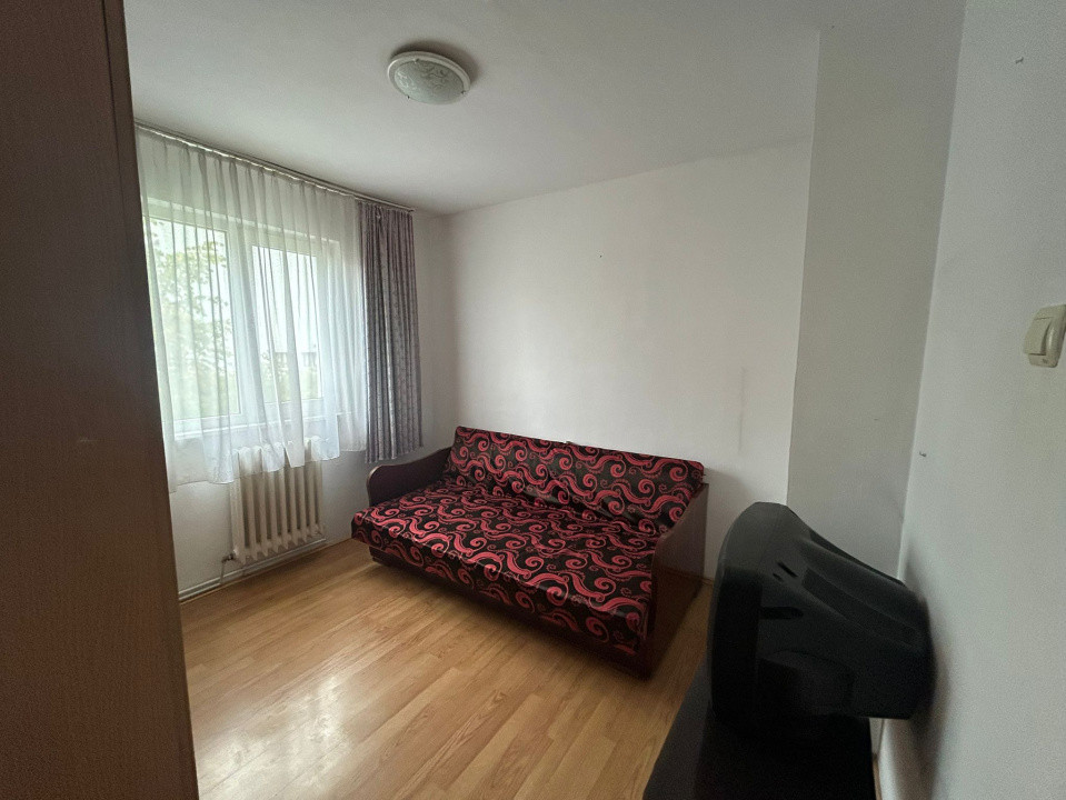 🏡 Închiriez apartament 3 camere – decomandat, mobilat și utilat.