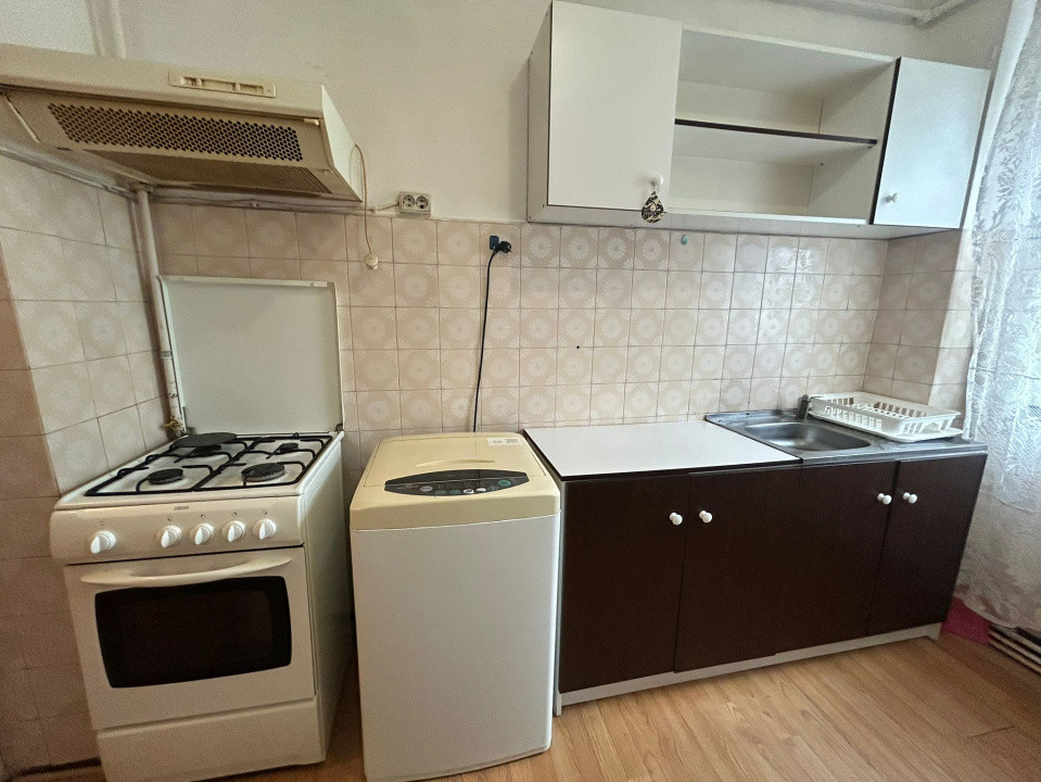 🏡 Închiriez apartament 3 camere – decomandat, mobilat și utilat.