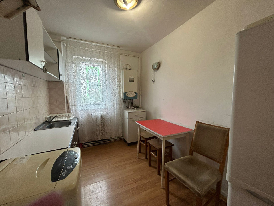 🏡 Închiriez apartament 3 camere – decomandat, mobilat și utilat.