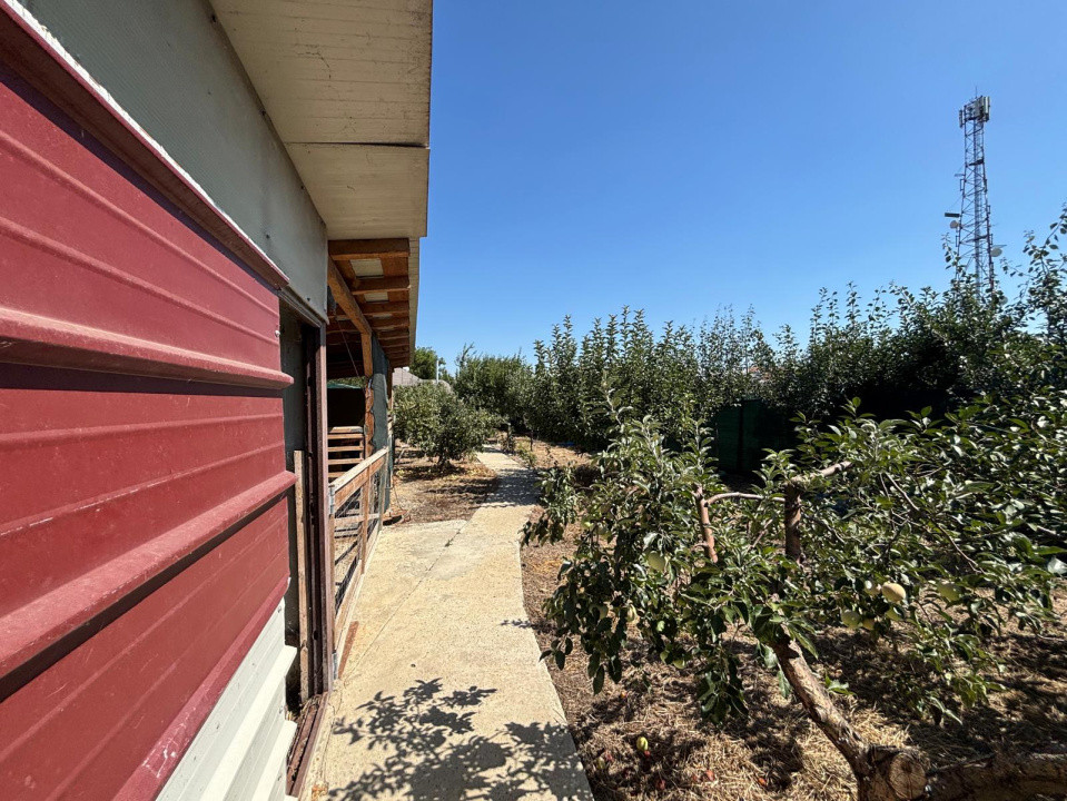 CASA  DE VANZARE IN GAROAFA ( E85)