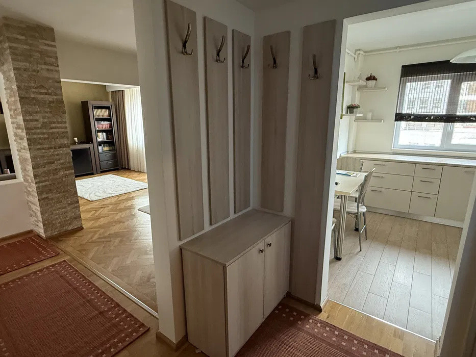🏡 Închiriez apartament 3 camere – decomandat, complet renovat și mobilat