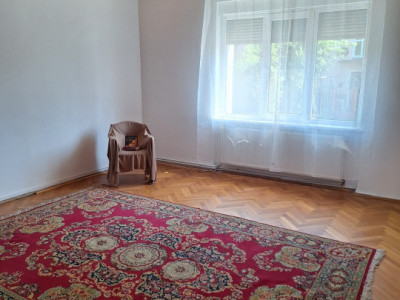 Apartament 4 camere – ultracentral -140 mp,  terasă și parcare în curte 