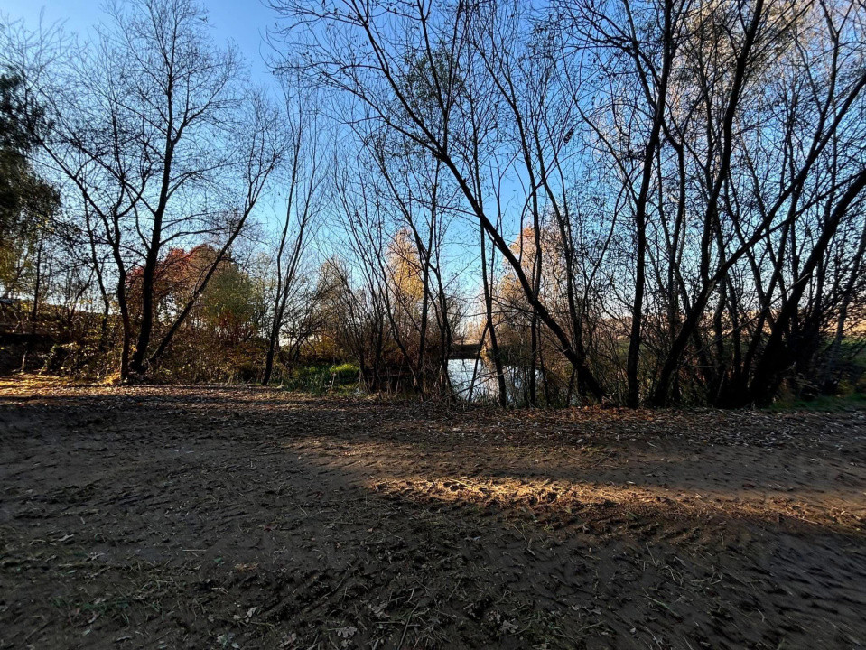 Teren cu balta de pescuit