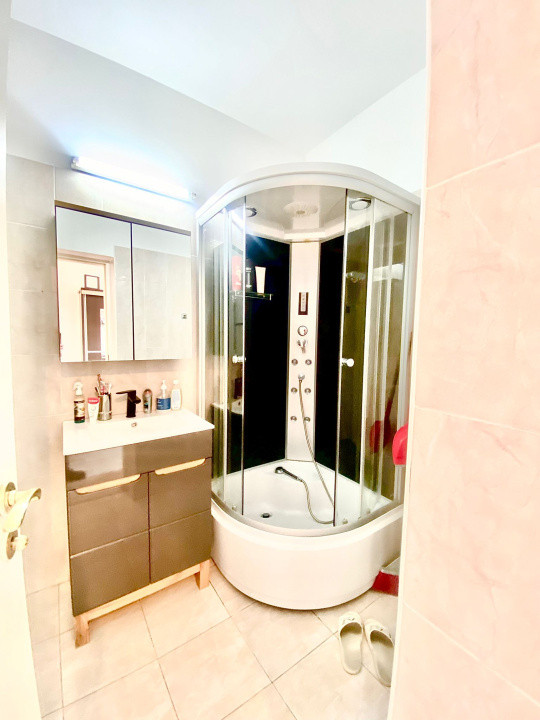 Garsonieră mobilată, utilată, etaj 4, str Războieni