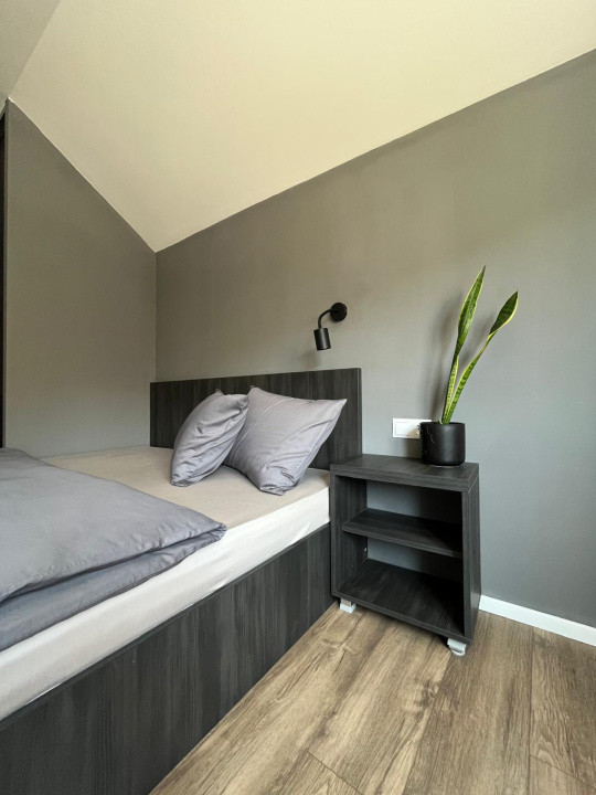 Închiriere ap. 3 cam., la casă 100 mp.+ curte, zona Gruia