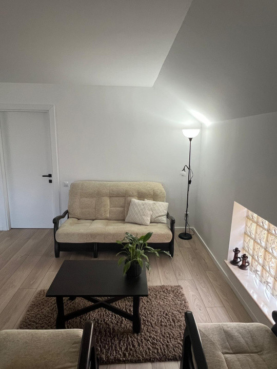 Închiriere ap. 3 cam., la casă 100 mp.+ curte, zona Gruia