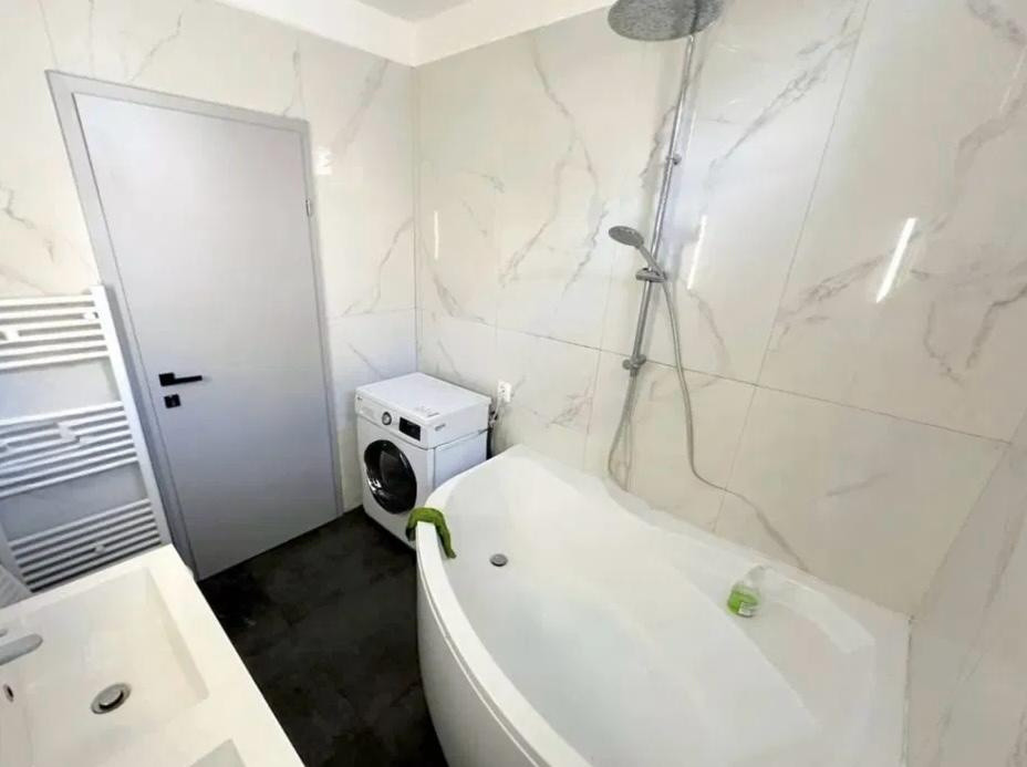 Ofertă de vânzare ap. cu 2 cam. 68 mp., cu garaj, car. Zorilor