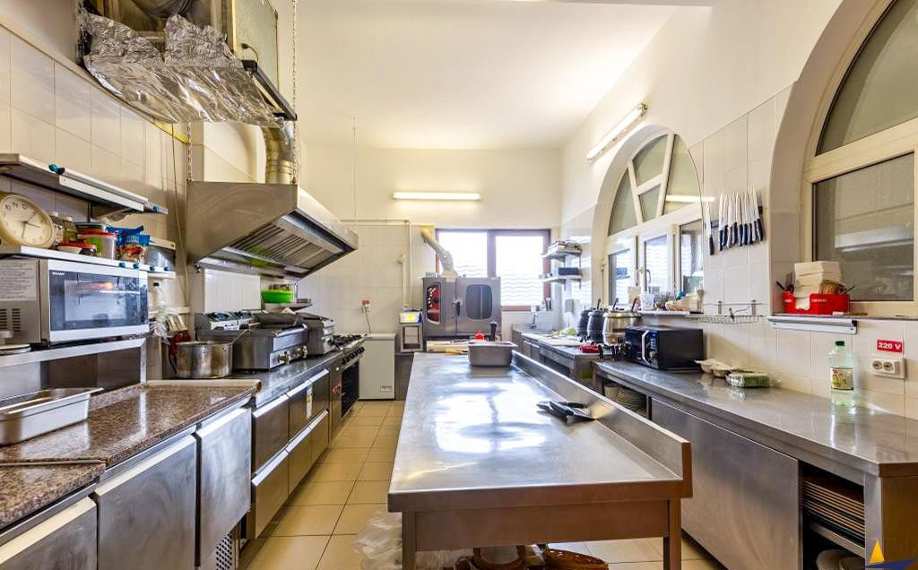 Proprietate mixta Spatiu comercial +rezidential Predeal, Brasov