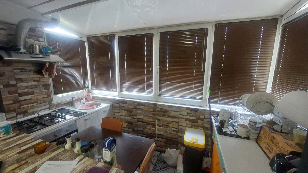 Apartament trei camere semidecomandat, Rovine zona Dezrobirii