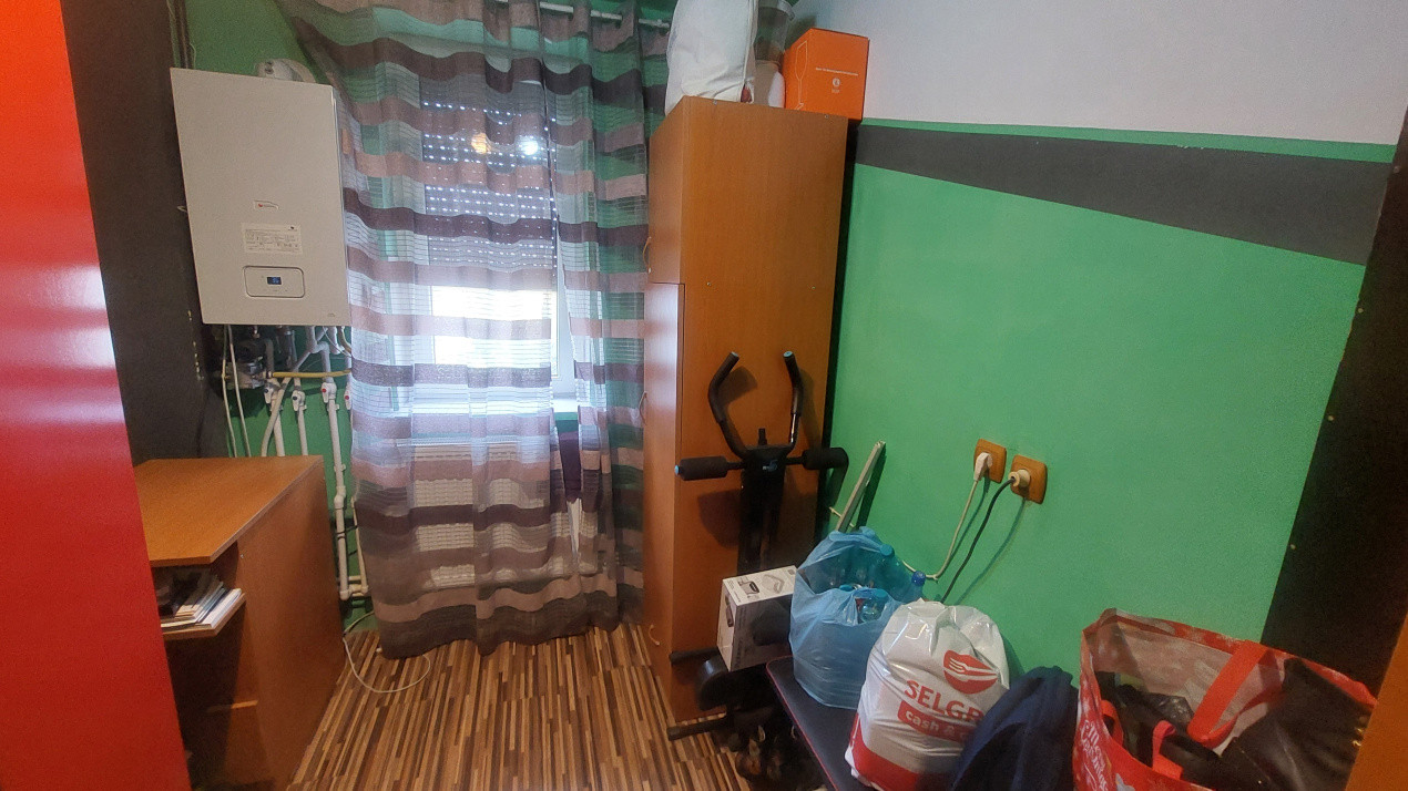Apartament trei camere semidecomandat, Rovine zona Dezrobirii