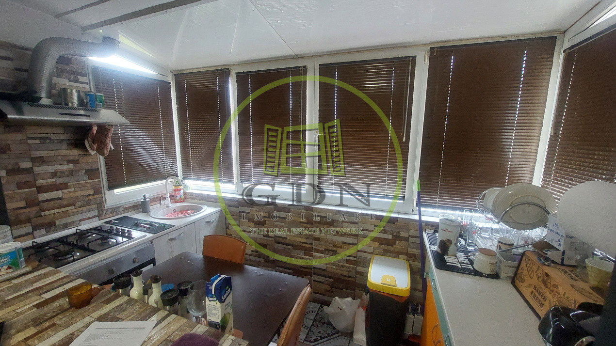 Apartament trei camere semidecomandat, Rovine zona Dezrobirii