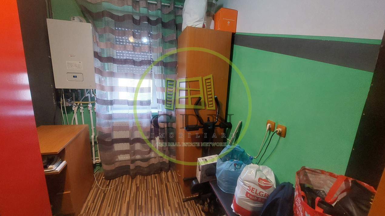 Apartament trei camere semidecomandat, Rovine zona Dezrobirii