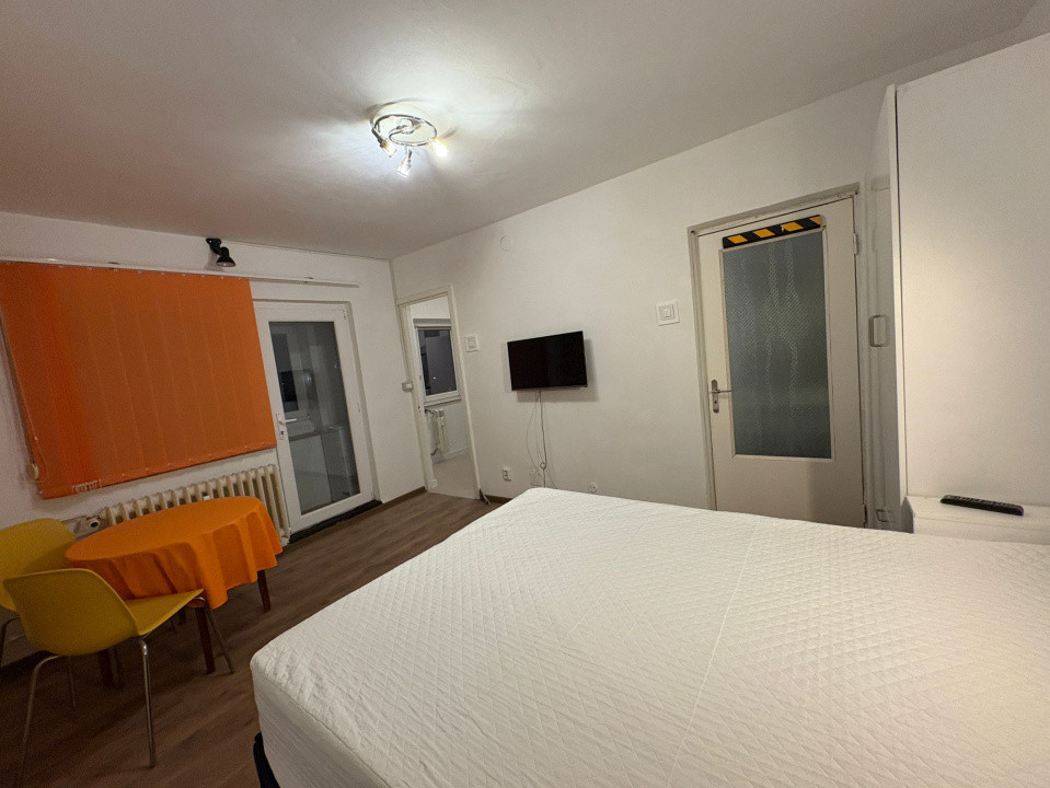 Garsoniera, 30 mp, semidecomandata, Cartier 1 Mai, Zona Spital Nr. 1