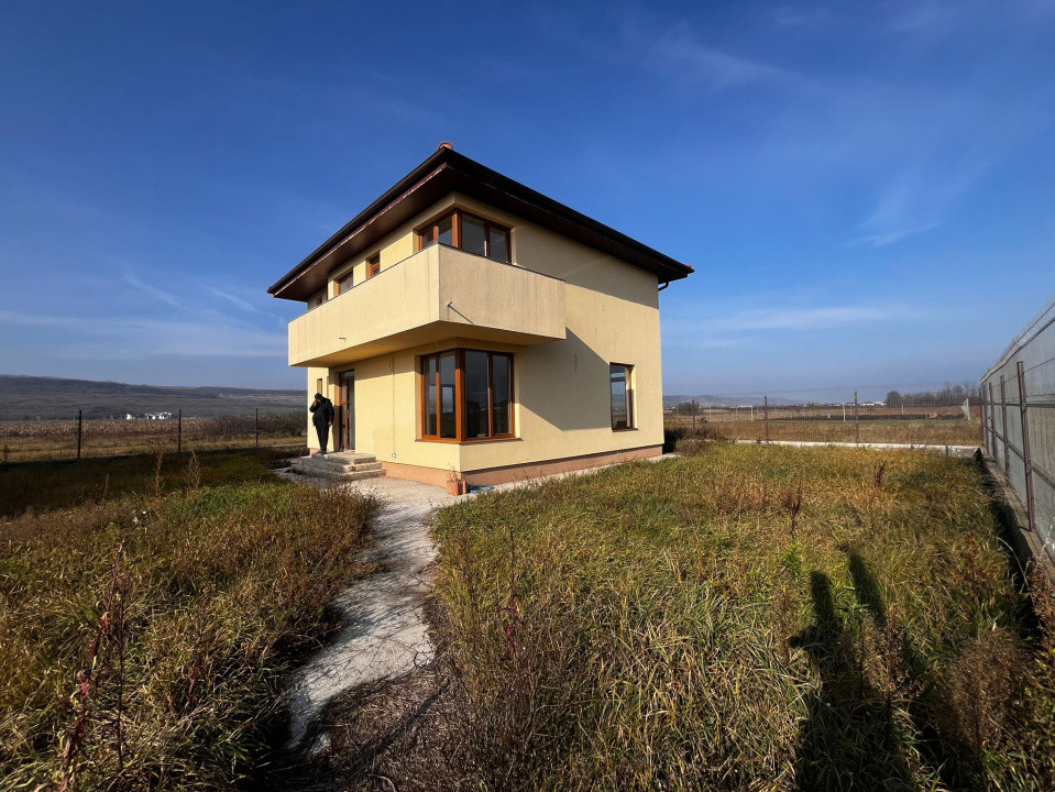 Oportunitate! Casă cu etaj, semifinisată, 142 mp. + 900 mp. curte