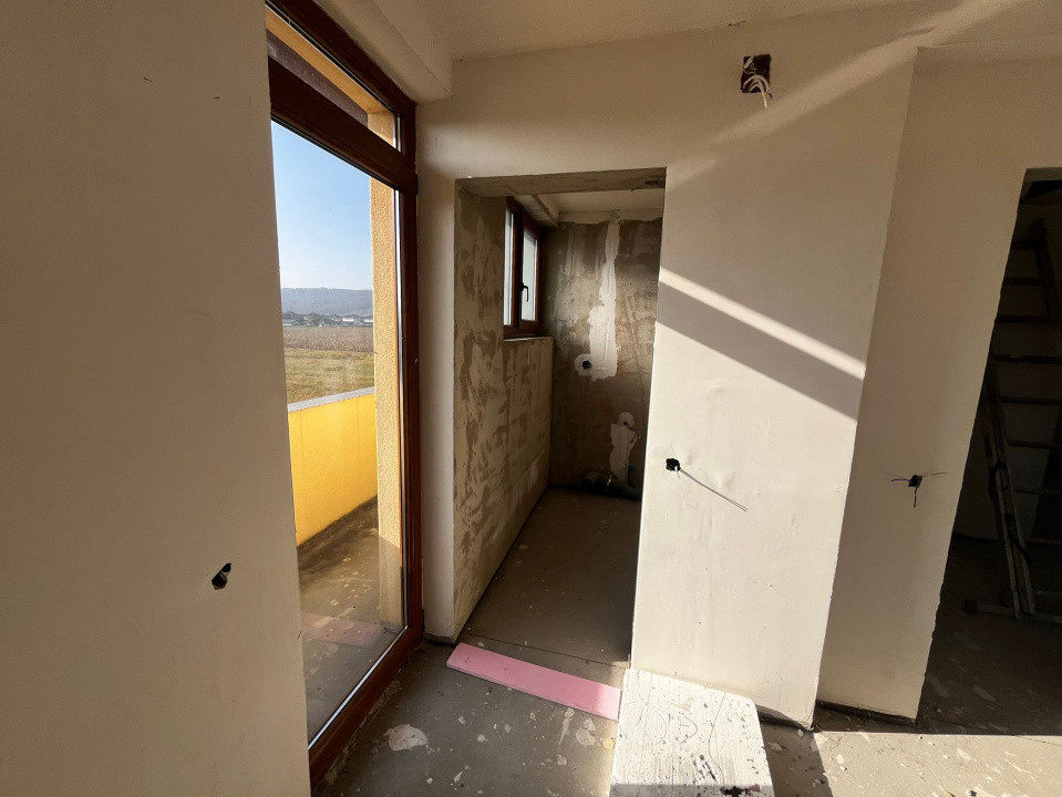 Oportunitate! Casă cu etaj, semifinisată, 142 mp. + 900 mp. curte