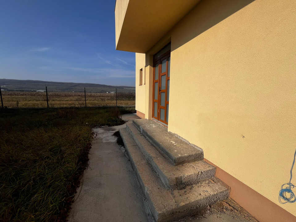 Oportunitate! Casă cu etaj, semifinisată, 142 mp. + 900 mp. curte