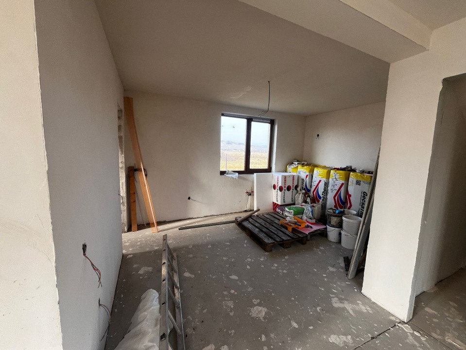 Oportunitate! Casă cu etaj, semifinisată, 142 mp. + 900 mp. curte