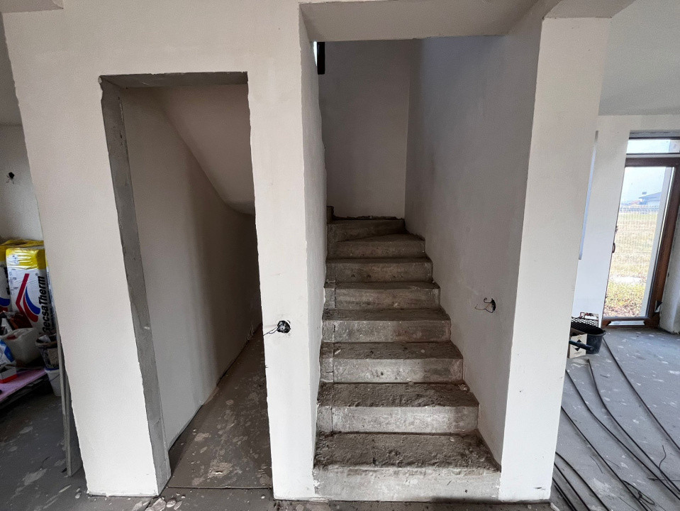 Oportunitate! Casă cu etaj, semifinisată, 142 mp. + 900 mp. curte