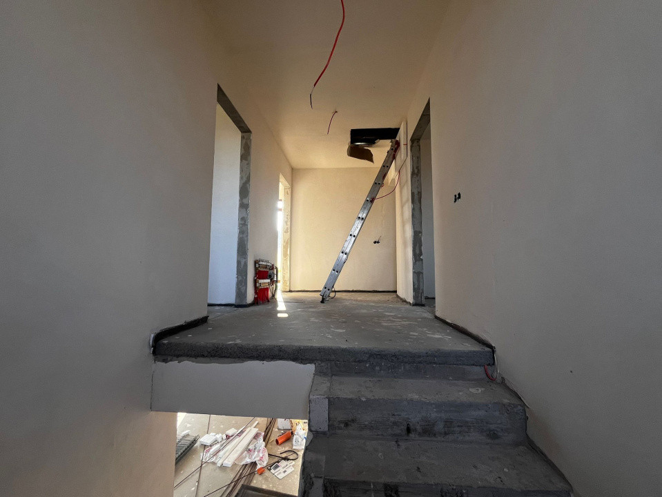 Oportunitate! Casă cu etaj, semifinisată, 142 mp. + 900 mp. curte