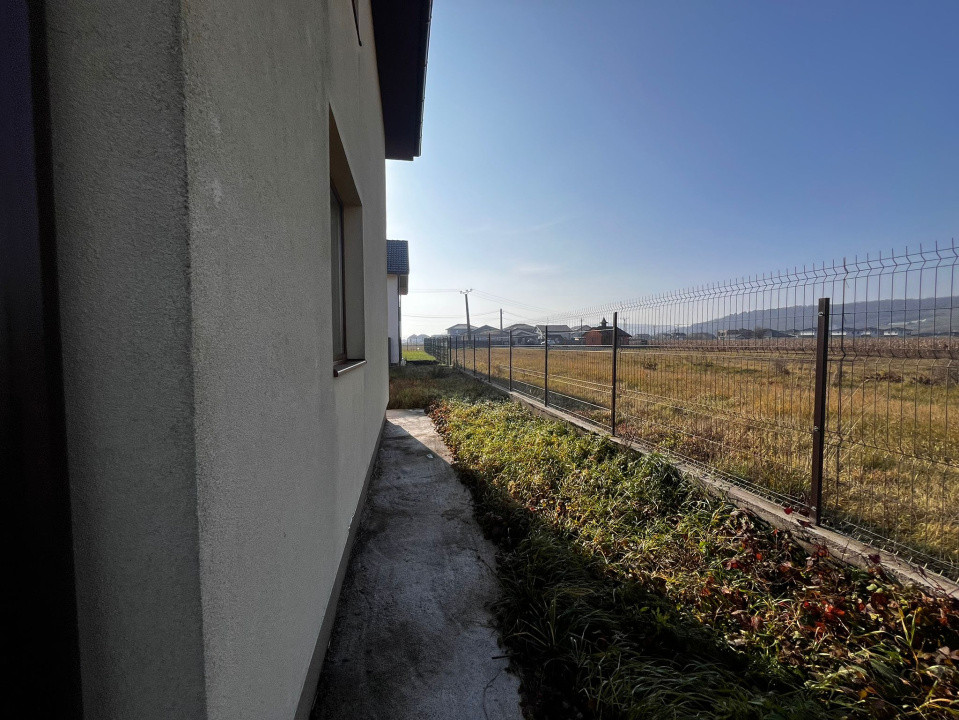 Oportunitate! Casă cu etaj, semifinisată, 142 mp. + 900 mp. curte