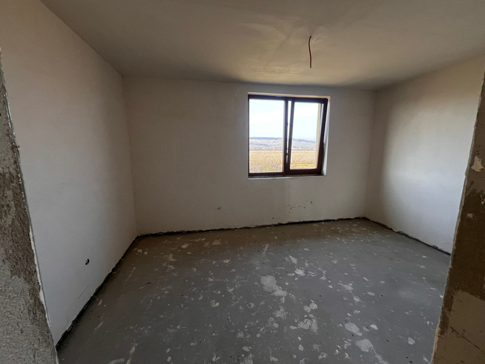 Oportunitate! Casă cu etaj, semifinisată, 142 mp. + 900 mp. curte