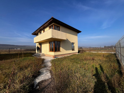 Oportunitate! Casă cu etaj, semifinisată, 142 mp. + 900 mp. curte